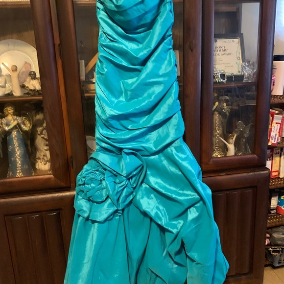 Evening wear - Picture 3 of 11